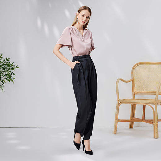 EITIE爱特爱气质V领高级感缎面直筒上衣显瘦通勤OL夏季新款B13124 商品图3