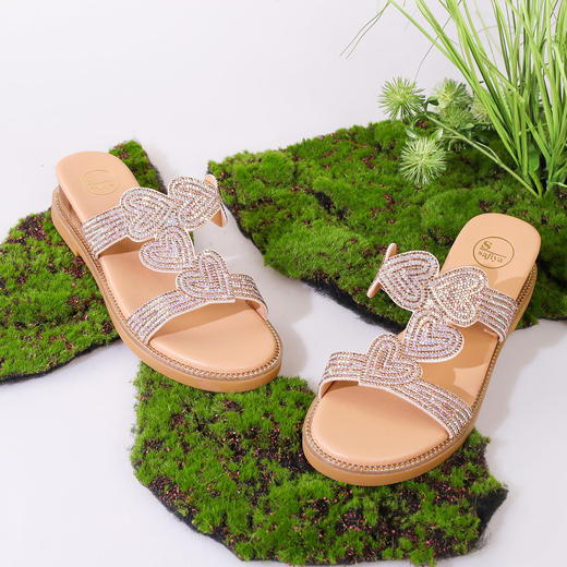Safiya/索菲娅 2023夏季新品波西米亚爱心闪钻休闲坡跟露趾一字拖鞋SF32110407 商品图9