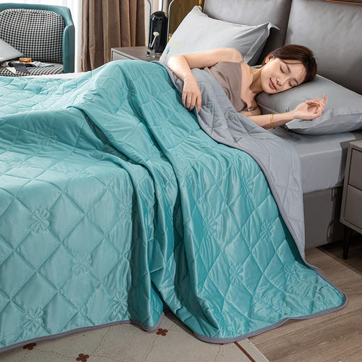 【感受凉爽夏夜❗️A类冰淇淋凉感丝夏凉被】冰爽丝滑，吸湿排汗，柔软舒适，手感细腻，纯色轻薄空调被子可水洗礼品夏被新年礼盒年货礼盒 商品图5