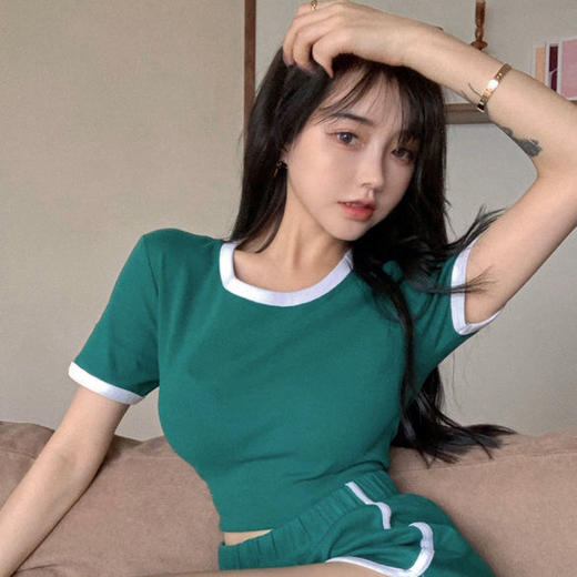 【时尚运动风！夏季短款撞色运动两件套】活力四射，时尚舒适，女夏季短款T恤露脐短袖上衣搭配休闲短裤两件套装 商品图4
