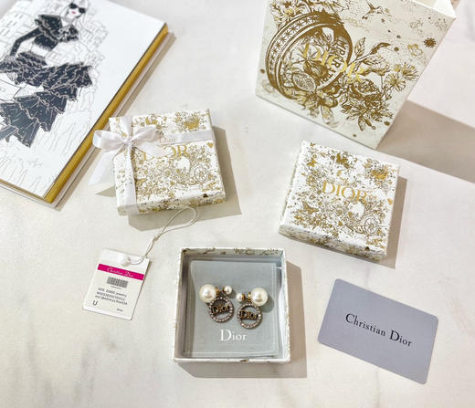 DIOR迪奥大小珍珠字母耳钉耳环 商品图8