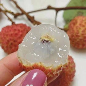 桂花香荔枝：细腻嫩滑 肉质厚实，像一颗蜜糖炸弹，浓郁的荔枝香甜·沁人心清润淡香鲜甜，汁水丰盈，晶莹剔透，一打开淡淡的清香！清凉又甜蜜！空运进京，一箱2.5斤