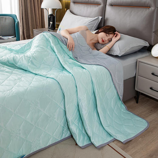 【感受凉爽夏夜❗️A类冰淇淋凉感丝夏凉被】冰爽丝滑，吸湿排汗，柔软舒适，手感细腻，纯色轻薄空调被子可水洗礼品夏被新年礼盒年货礼盒 商品图2