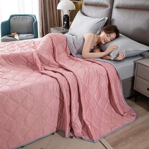 【感受凉爽夏夜❗️A类冰淇淋凉感丝夏凉被】冰爽丝滑，吸湿排汗，柔软舒适，手感细腻，纯色轻薄空调被子可水洗礼品夏被新年礼盒年货礼盒 商品图1