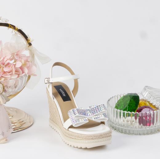 westory夏季粗坡跟增高鞋小众设计防水台超轻蝴蝶结饰扣时尚凉鞋61591 商品图3