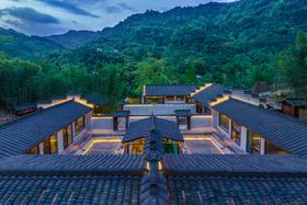 【峨眉山-165号院】3房/6房/9房温泉私汤小院，川西院子，临溪、庭院泡池、地暖、采摘竹笋、K歌、大草坪、柴火灶。HLCT