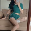 【时尚运动风！夏季短款撞色运动两件套】活力四射，时尚舒适，女夏季短款T恤露脐短袖上衣搭配休闲短裤两件套装 商品缩略图2