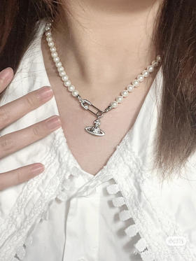 Vivienne Westwood 西太后 
珍珠别针项链