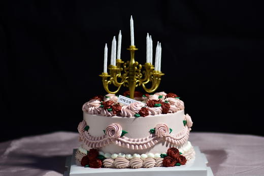 【复古烛台】动物奶油、新鲜水果夹心、原味戚风蛋糕胚；复古烛台，散发着迷人的色彩，古典中充满浓浓的浪漫气息，令人心醉ing~ 商品图1