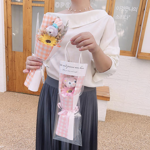 送贺卡手提袋【一朵花的浪漫永不过时！】多款花语，独特设计任选！节日精选手捧花永生花送礼装，520情人节六一儿童节母亲节礼物，琳娜贝尔星黛露卡通满天星干花束sh 商品图3