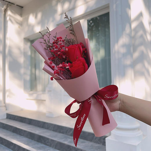 送贺卡手提袋【一朵花的浪漫永不过时！】多款花语，独特设计任选！节日精选手捧花永生花送礼装，520情人节六一儿童节母亲节礼物，琳娜贝尔星黛露卡通满天星干花束sh 商品图11