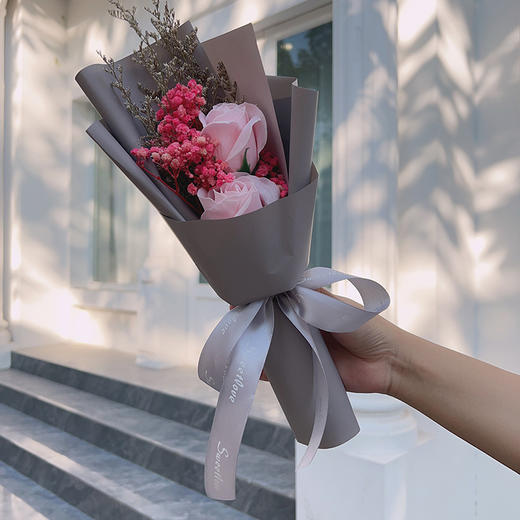 送贺卡手提袋【一朵花的浪漫永不过时！】多款花语，独特设计任选！节日精选手捧花永生花送礼装，520情人节六一儿童节母亲节礼物，琳娜贝尔星黛露卡通满天星干花束sh 商品图14