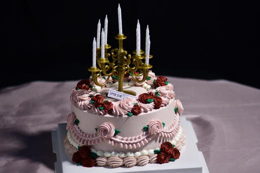 【复古烛台】动物奶油、新鲜水果夹心、原味戚风蛋糕胚；复古烛台，散发着迷人的色彩，古典中充满浓浓的浪漫气息，令人心醉ing~ 商品图2