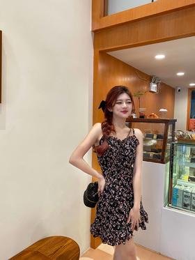 今夏少不了一条碎花吊带裙，复古又迷人~