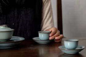 【仿南宋官窑】礼盒套装（盖碗 公道杯 品茗杯）粉青釉  紫口铁足  自然开片  景德镇制