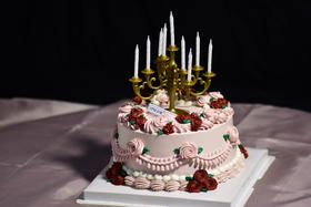 【复古烛台】动物奶油、新鲜水果夹心、原味戚风蛋糕胚；复古烛台，散发着迷人的色彩，古典中充满浓浓的浪漫气息，令人心醉ing~