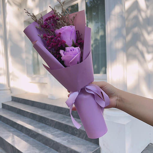 送贺卡手提袋【一朵花的浪漫永不过时！】多款花语，独特设计任选！节日精选手捧花永生花送礼装，520情人节六一儿童节母亲节礼物，琳娜贝尔星黛露卡通满天星干花束sh 商品图13