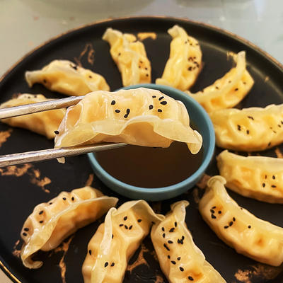 三文鱼鱼籽煎饺240g盒装脆皮速冻煎饺锅贴饺子速食早餐 商品图0