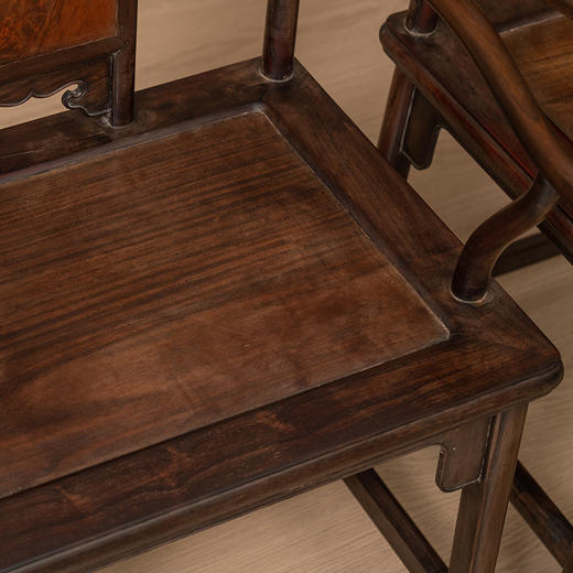 清 红木镶瘿木三攒靠背螭龙纹四出头官帽椅成堂（一堂四只） 商品图2