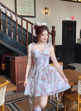 下午茶time | 轻盈玫瑰吊带裙我最爱~