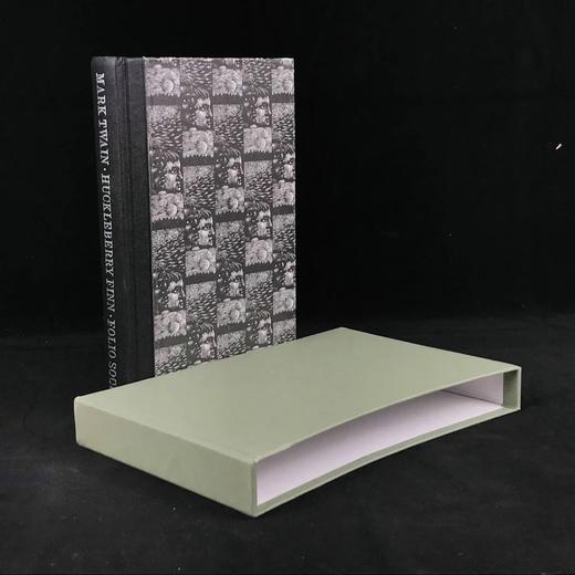 马克·吐温《哈克贝利·芬恩历险记》（1998） 15幅木版画插图 精装18开带书匣 商品图0