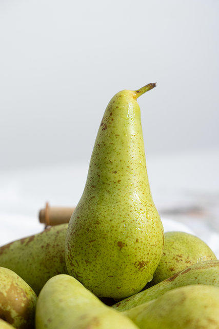 后院水果落地季【哈尔滨同城配送】比利时进口啤梨 香甜❗吃软不吃硬~据说，啤梨一旦熟透，掉落到地面上，会摔成一汪水 商品图1