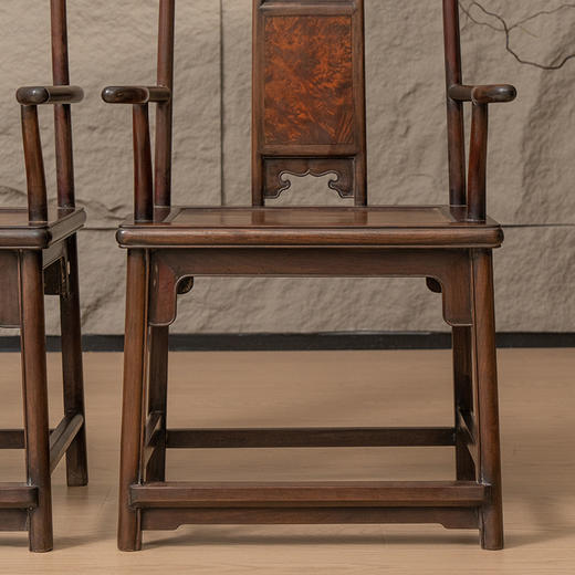 清 红木镶瘿木三攒靠背螭龙纹四出头官帽椅成堂（一堂四只） 商品图3