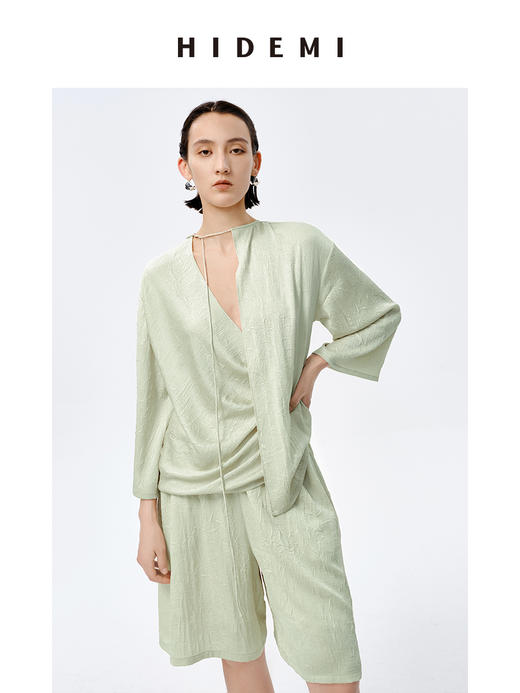 HIDEMI 浮雕褶皱艺术缎面不对称绑带设计感三件套 露背上衣/中短裤/半身裙 商品图3