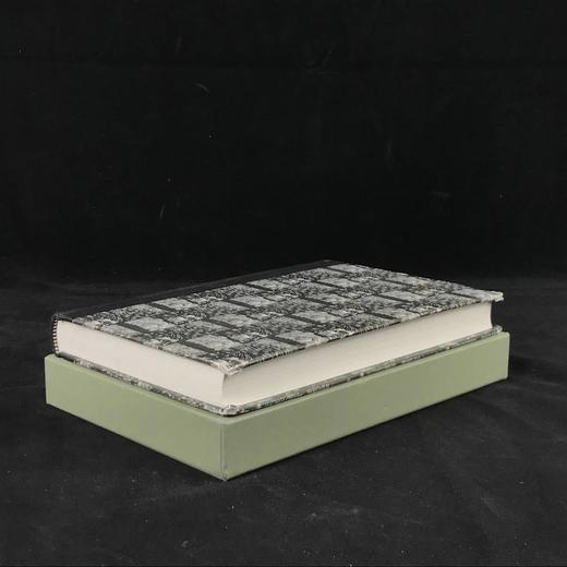 马克·吐温《哈克贝利·芬恩历险记》（1998） 15幅木版画插图 精装18开带书匣 商品图1