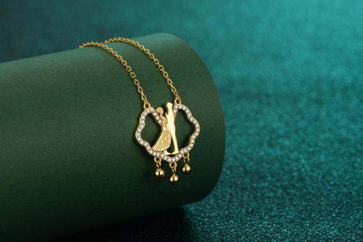 新款《相依》莫桑钻光辉与金银色交汇  感受双手相扣的浪漫  设计简约而不简单  体会其中双重韵味 商品图7