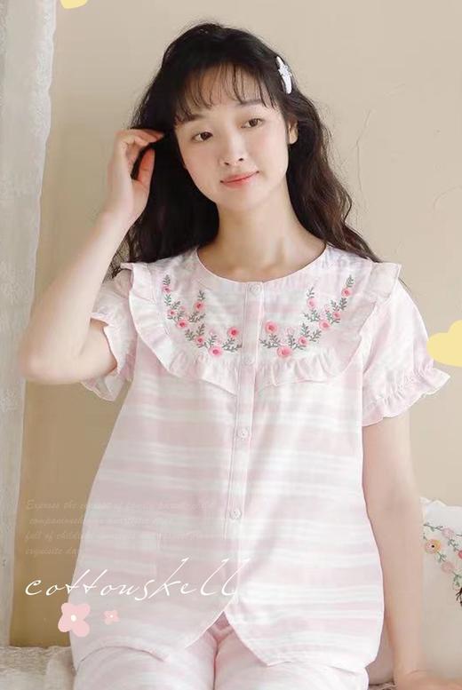 断码特价女款简韵圆领短袖长裤套装 春夏绣花荷叶边开襟睡衣家居服套装 商品图0