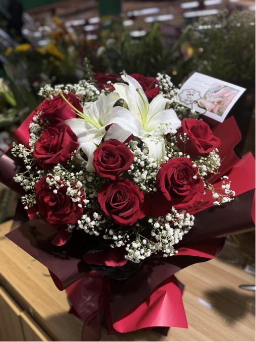 11只玫瑰满天星花束 商品图3