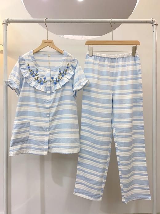 断码特价女款简韵圆领短袖长裤套装 春夏绣花荷叶边开襟睡衣家居服套装 商品图4