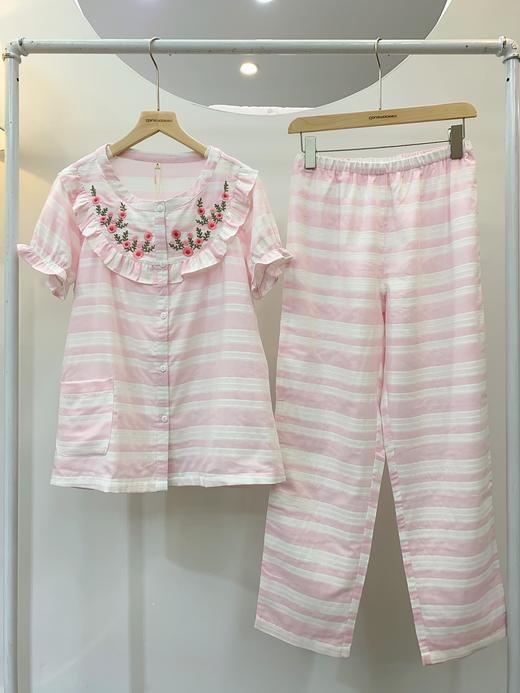 断码特价女款简韵圆领短袖长裤套装 春夏绣花荷叶边开襟睡衣家居服套装 商品图3