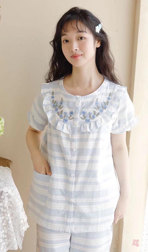 断码特价女款简韵圆领短袖长裤套装 春夏绣花荷叶边开襟睡衣家居服套装 商品图1