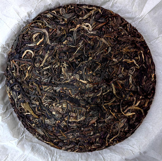 老客福利【仅剩不足两件】【2017年老曼峨头春古树纯料甜茶】古掌柜封存饼；严选95号茶农岩三儿加古茶园内一口纯料；357g/饼；限量分享茶友【每个id限购3份】 商品图1