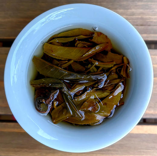 老客福利【仅剩不足两件】【2017年老曼峨头春古树纯料甜茶】古掌柜封存饼；严选95号茶农岩三儿加古茶园内一口纯料；357g/饼；限量分享茶友【每个id限购3份】 商品图5