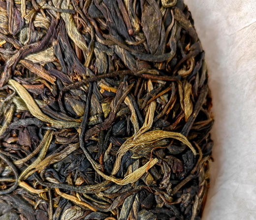 老客福利【仅剩不足两件】【2017年老曼峨头春古树纯料甜茶】古掌柜封存饼；严选95号茶农岩三儿加古茶园内一口纯料；357g/饼；限量分享茶友【每个id限购3份】 商品图3