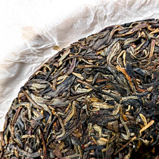 老客福利【仅剩不足两件】【2017年老曼峨头春古树纯料甜茶】古掌柜封存饼；严选95号茶农岩三儿加古茶园内一口纯料；357g/饼；限量分享茶友【每个id限购3份】 商品图4