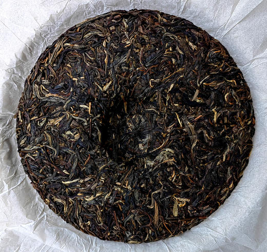 老客福利【仅剩不足两件】【2017年老曼峨头春古树纯料甜茶】古掌柜封存饼；严选95号茶农岩三儿加古茶园内一口纯料；357g/饼；限量分享茶友【每个id限购3份】 商品图2