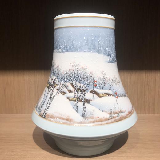 新粉结合雪景乡情赏瓶 商品图0