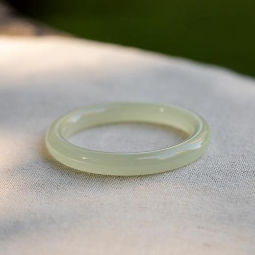 六鑫珠宝 冰种阿富石青白玉晴水手镯 年轻款冰透浅绿色 商品图1