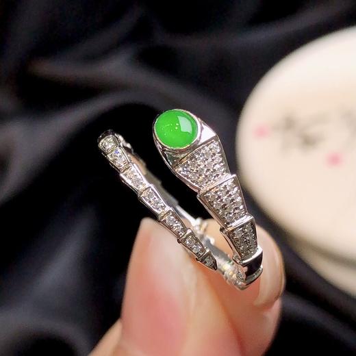 427030 翡翠蛇戒指 冰底阳绿，满色！ 18K金钻石奢华豪镶💎 高级美 整体：18.7-10.8-3.8mm 裸石:5.2-4.2-2.8mm 超值价：3900 商品图3