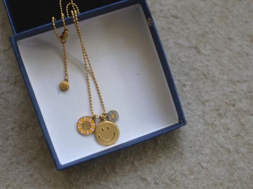 手拿把掐的事儿 哈！Smiley 联名合作款 钛钢镀金 笑脸 太阳花 项链 商品图0