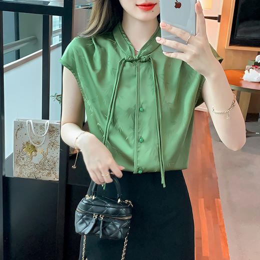 设计感轻奢，复古优雅盘扣提花上衣KQL-310H1546 商品图3