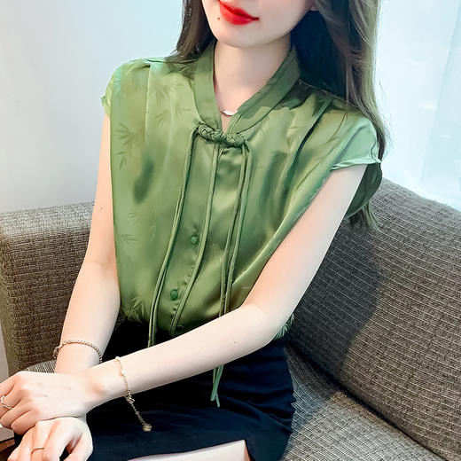 设计感轻奢，复古优雅盘扣提花上衣KQL-310H1546 商品图2