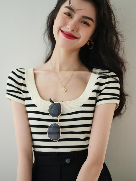 2件立减10元！新款绯雨倾城U型方领条纹冰丝衫 修身短款针织t恤(衣长37cm) 商品图0