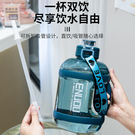 【新款上架 夏季必备】塑料水杯新款大容量吨吨桶水壶2400ML，耐高温、耐用，方便携带，运动健身，出行必备，适合学生、男女老少，太空杯，出行旅游好伙伴！ 商品图1