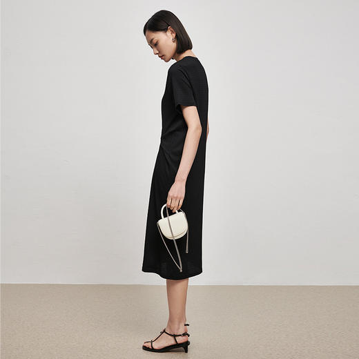 IN AND ON21973水波纹扭结连衣裙女长款优雅气质短袖圆领纯色简约长裙 商品图3