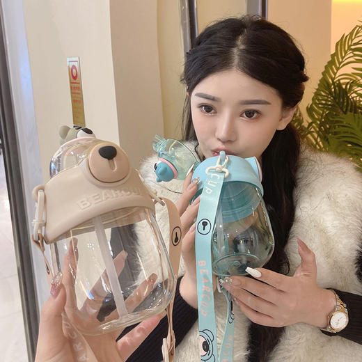 2023款网红爆款，高颜值可爱便捷！背带小萌熊弹跳，安全防摔！800ML塑料杯，夏季必备！学饮杯设计，带孩子进行健康饮水！六一儿童节，快乐出游必备神器！ 商品图2